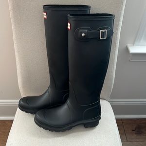 Great Condition HUNTER Rain Boots - Tall/Matte Black - size 6